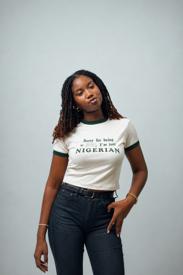 T-shirt Crop Top “Sorry for Being So Hot, I’m Just Nigerian” – Blanc/Vert
